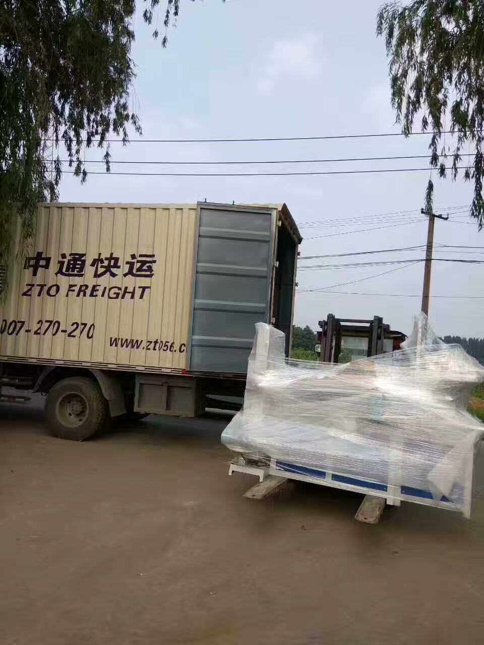 四川成都雙色彩印餐巾紙機發(fā)貨