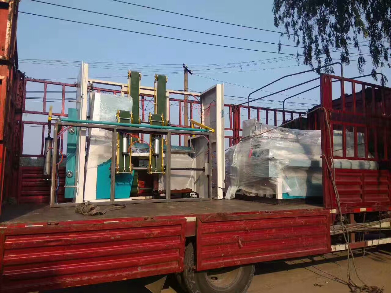 山東煙臺壓花衛(wèi)生紙加工設(shè)備發(fā)貨