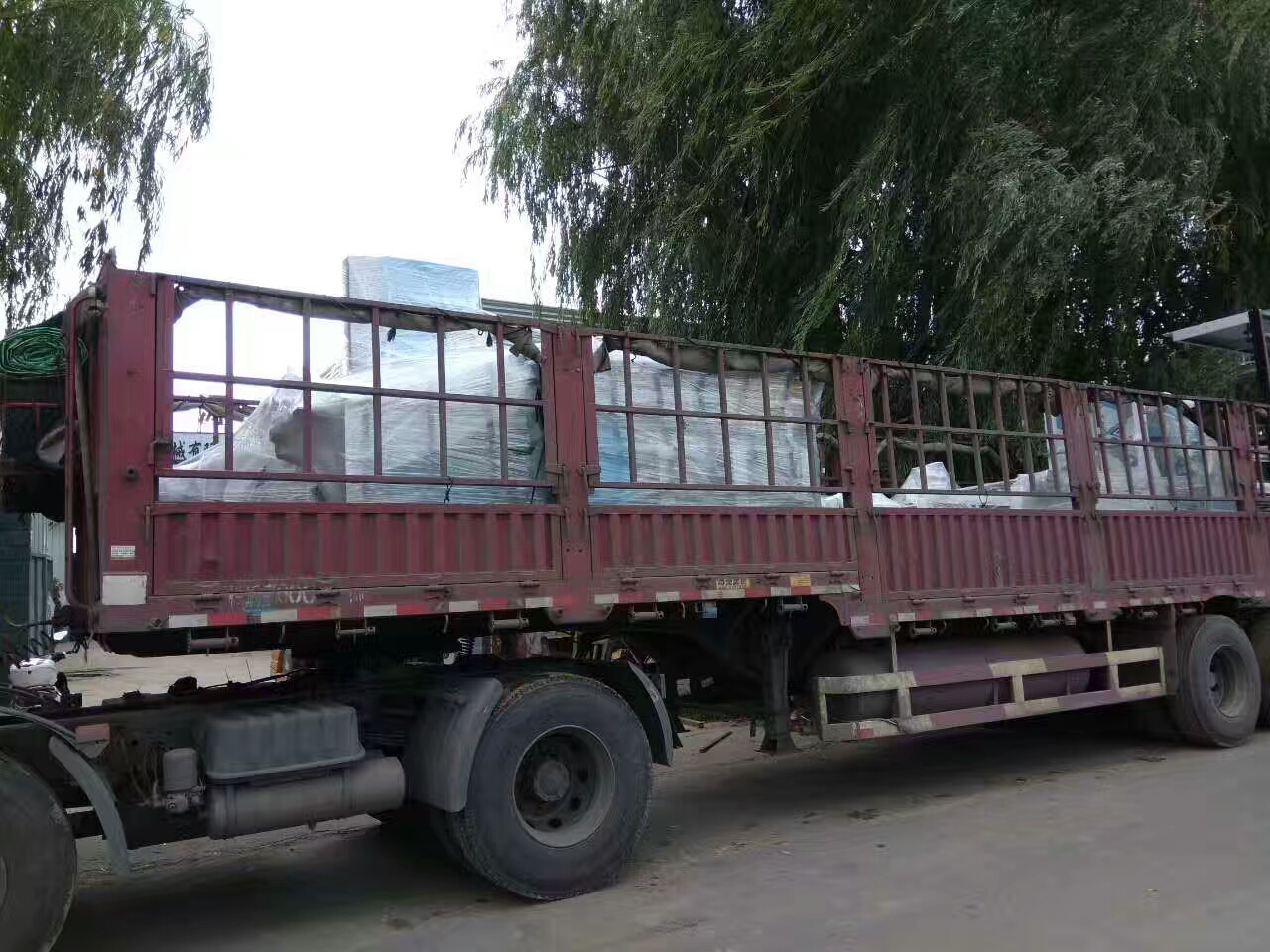 貴州畢節(jié)衛(wèi)生紙加工設(shè)備與抽紙機設(shè)備已全面發(fā)貨