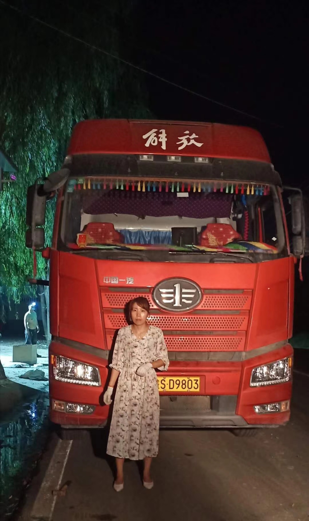 ，有自動拔管自動落管功能，可定制左右側(cè)推功能，配有三片打孔刀，打孔刀是防傷紙刀組，