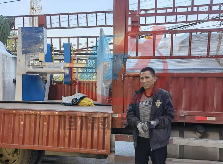 十一過(guò)后，河北客戶(hù)李經(jīng)理來(lái)我廠(chǎng)購(gòu)買(mǎi)新型衛(wèi)生紙加工設(shè)備