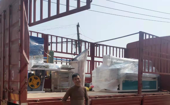 陜西延安朱總喜提1880全自動(dòng)衛(wèi)生紙復(fù)卷機(jī)，預(yù)祝朱總生意興隆，財(cái)源廣進(jìn)